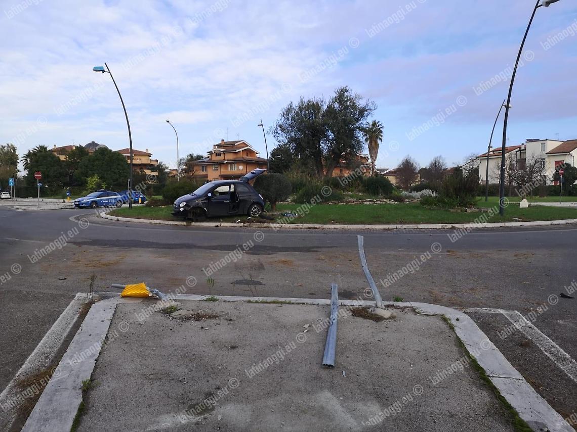 Con l'auto contro la rotatoria. Rifiuta l'alcoltest: denunciato