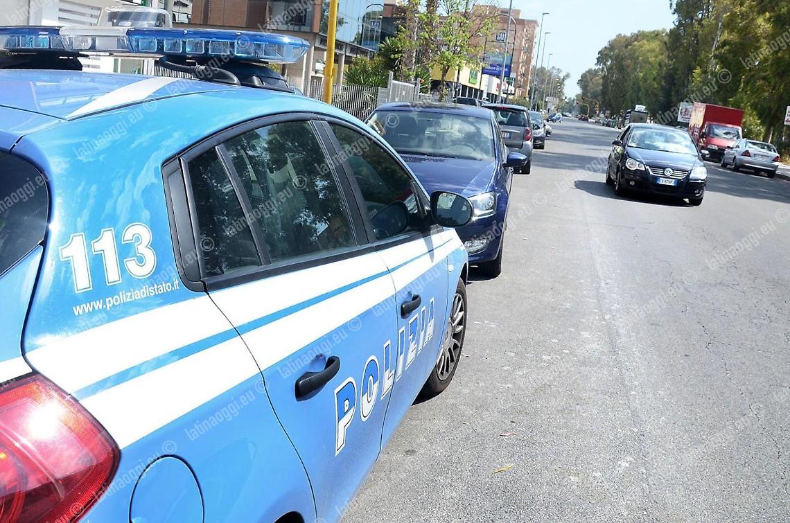 Lite in strada per una ragazza, in casa gli trovano armi e esplosivi