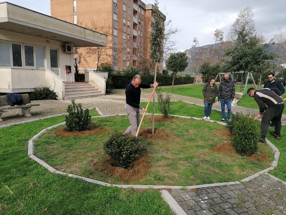 Più natura all'asilo nido Fantaghirò con la piantumazione degli alberi
