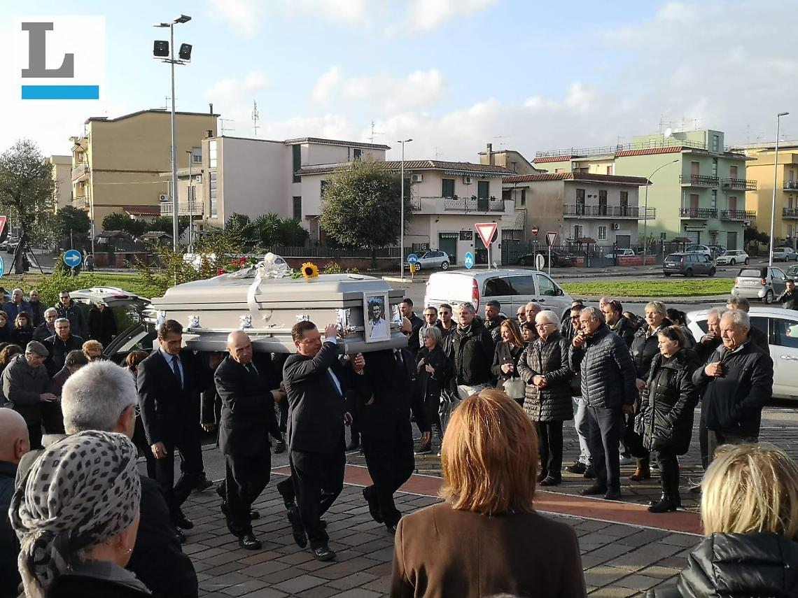 Musica e lacrime ad Aprilia per i funerali di Roberto Fiorentini