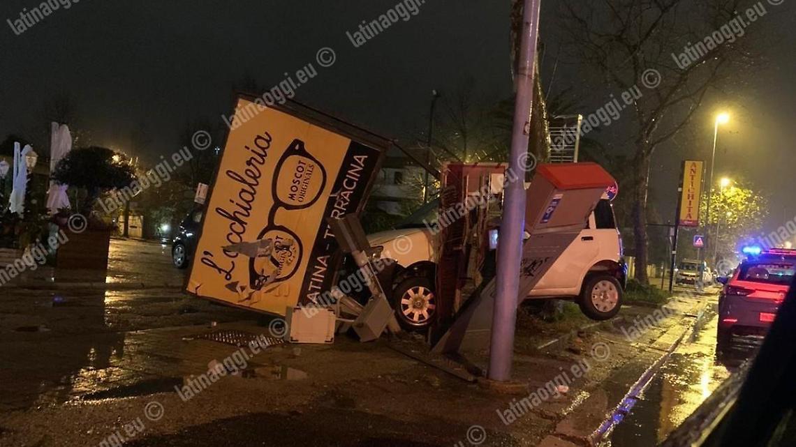 Incidente nella notte a Latina, auto finisce fuori strada