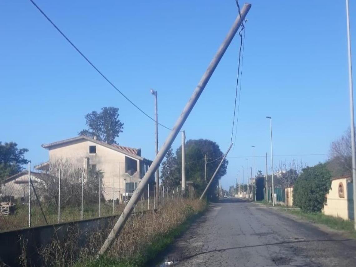 Pali pericolosi su via Valtellina, da due giorni nessuno interviene