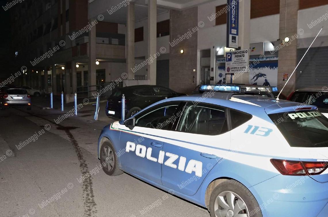 Bandito armato di pistola per la rapina nella sala scommesse