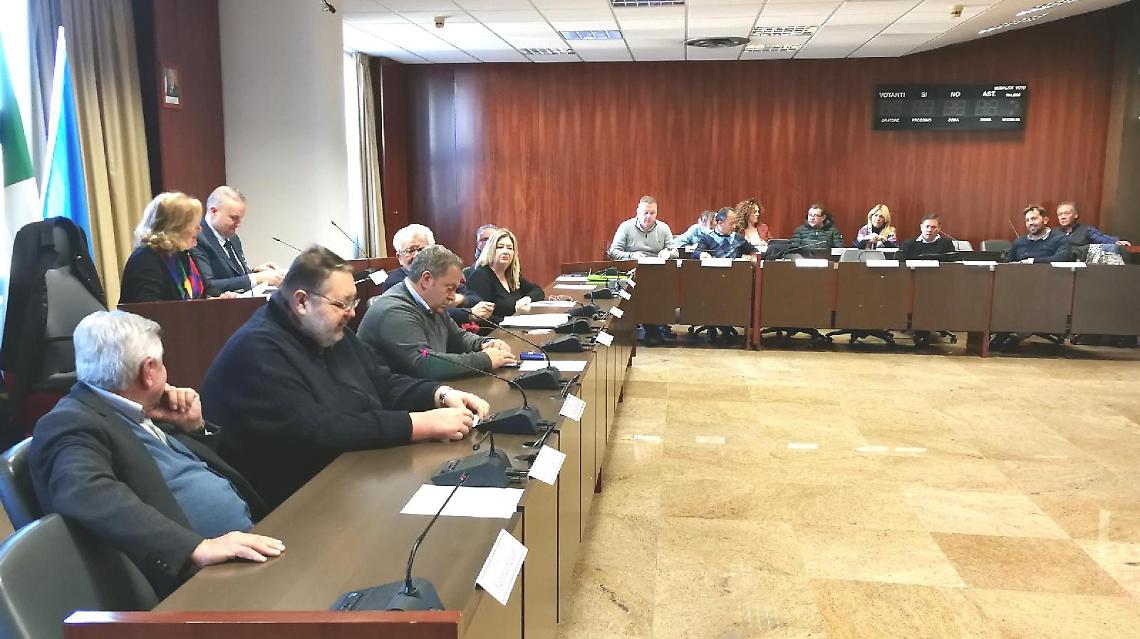 Multiservizi dei rifiuti, la maggioranza si spacca. Consiglio deserto