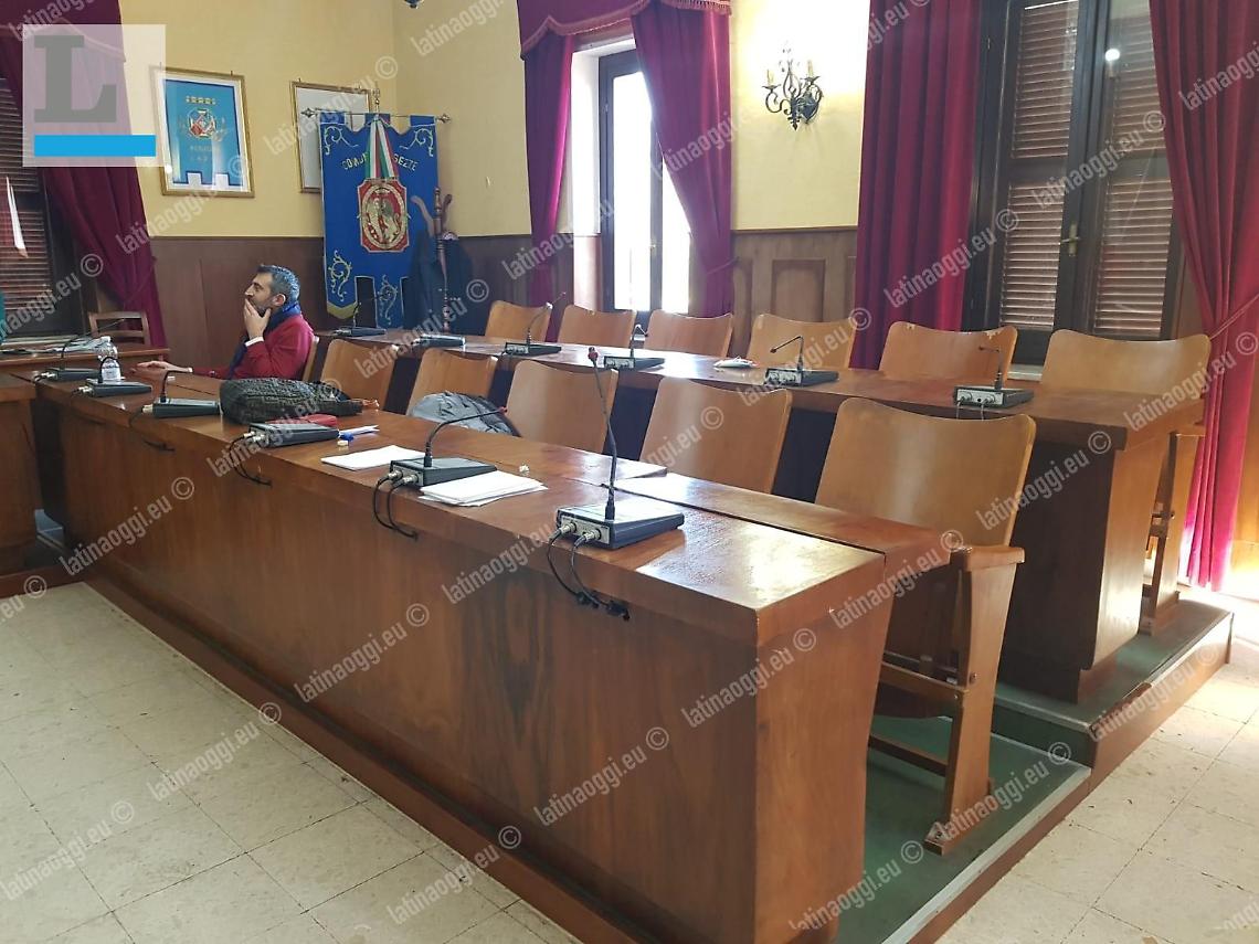 Sezze, gli autobus spaccano la maggioranza: il Consiglio va deserto