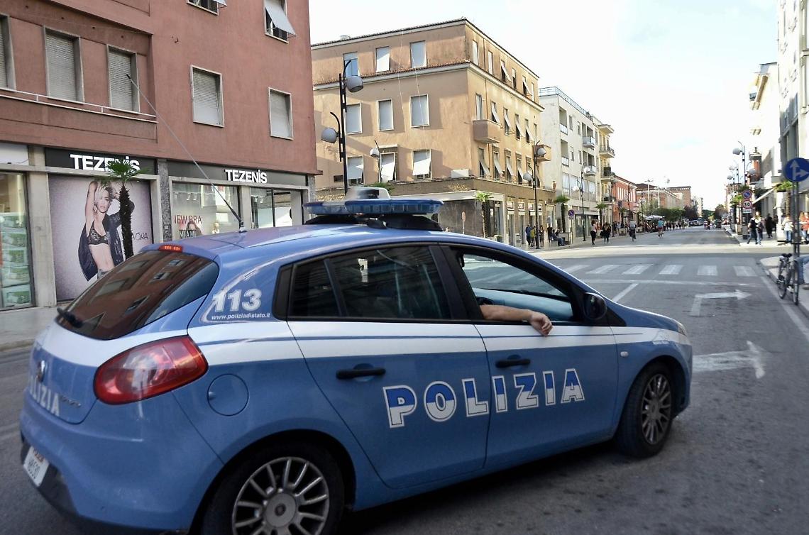 Latina, minaccia i vicini per il cane: donna denunciata