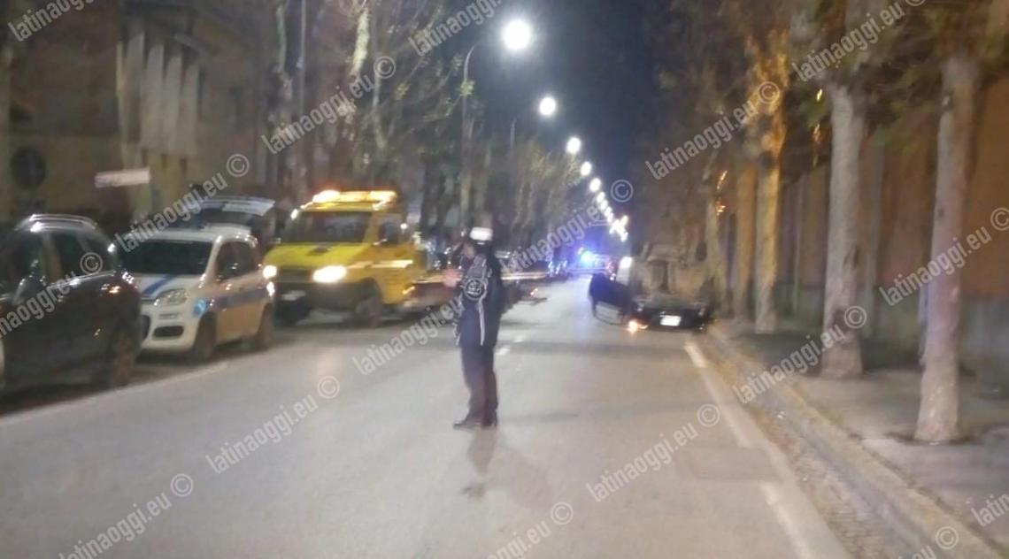 Incidente a Nettuno, auto ribaltata in via Santa Barbara: strada chiusa