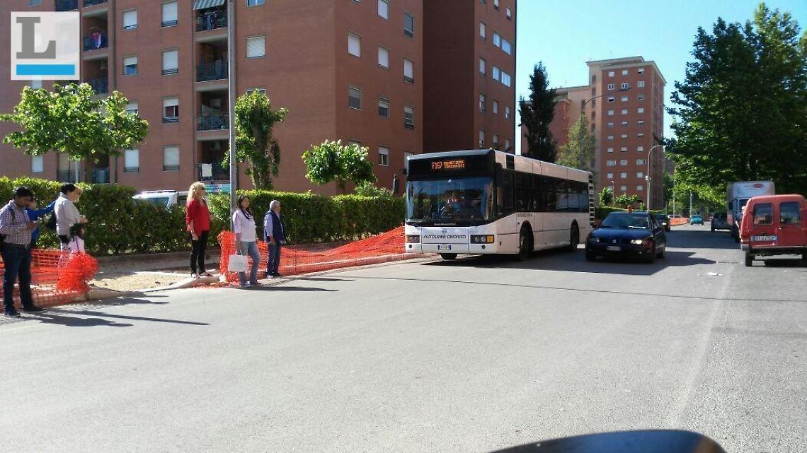 Il bus del vecchio gestore alla fermata di via Inghilterra