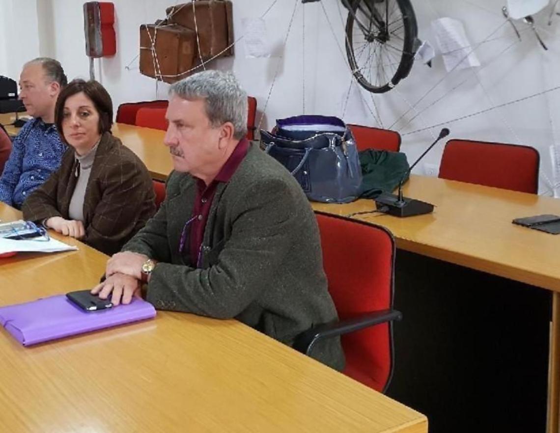 Francesco Colucci (in primo piano) durante un incontro in aula consiliare