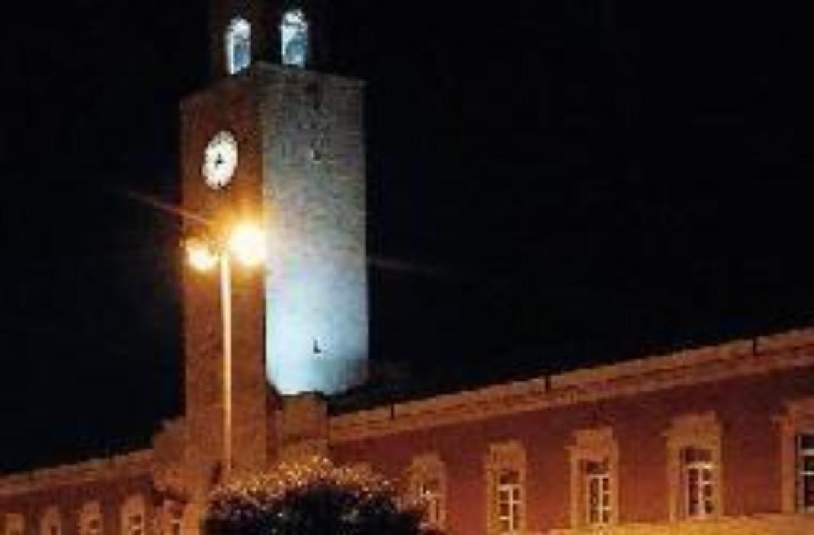 La Befana scende dalla Torre Civica in Piazza del Popolo