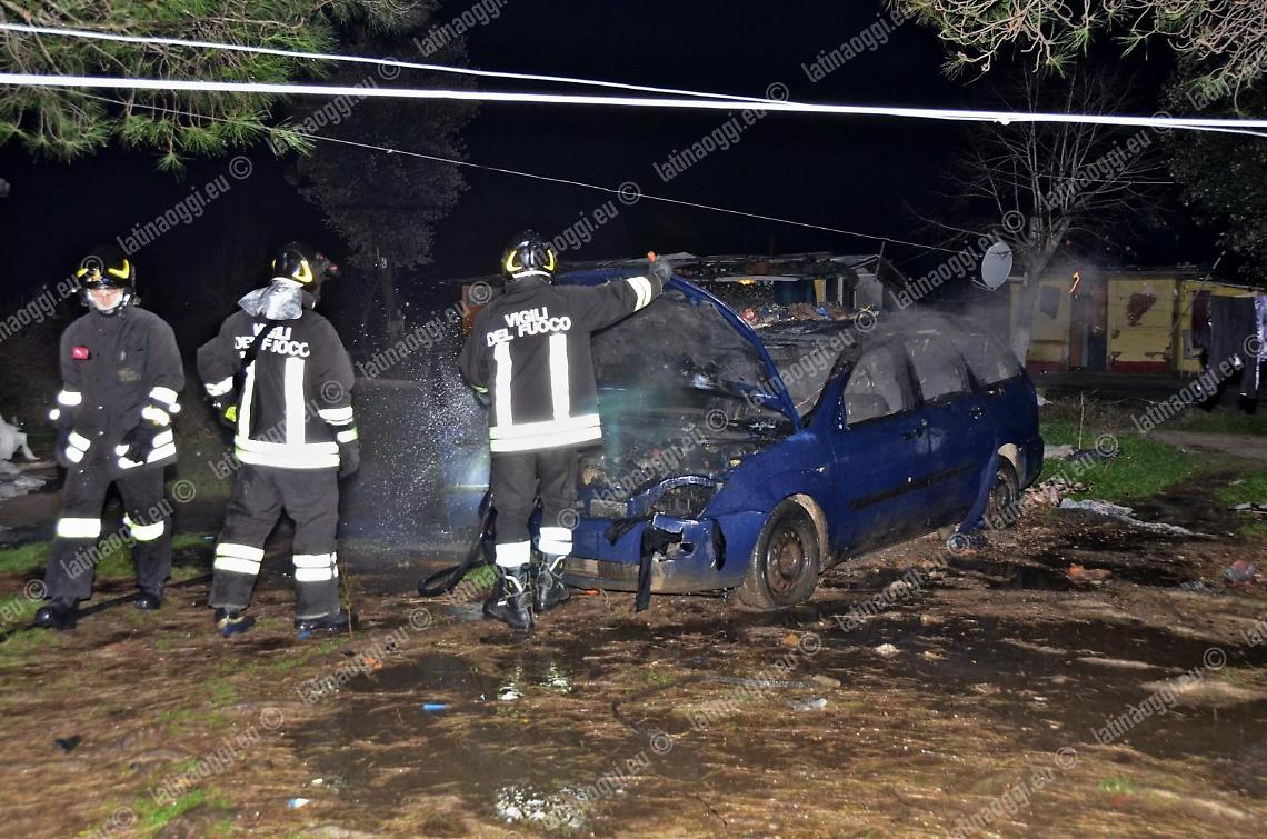 Auto in fiamme nel degrado del campo rom