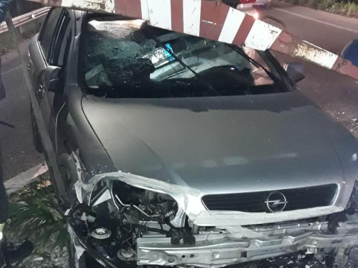 Velletri, auto si ribalta e finisce contro la rotatoria: paura per un uomo di Anzio