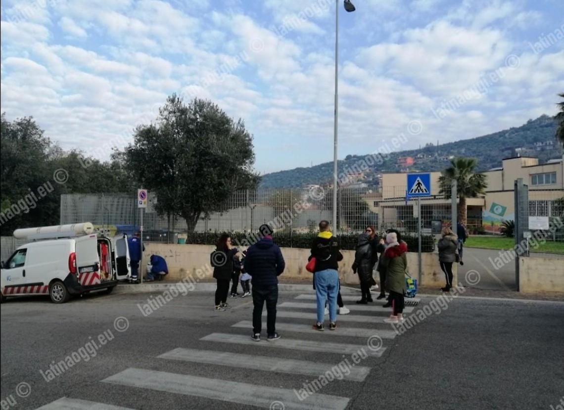 Terracina, caldaia a singhiozzo alla Bragazzi. I genitori tengono i figli a casa