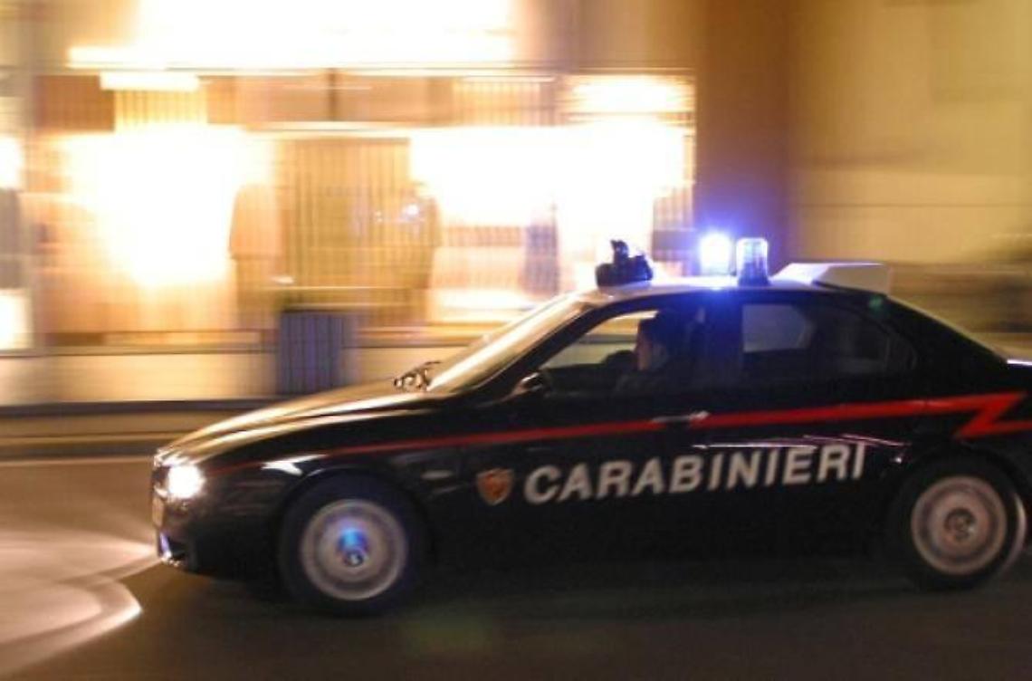Tenta la rapina in un negozio e palpeggia una commessa, arrestato