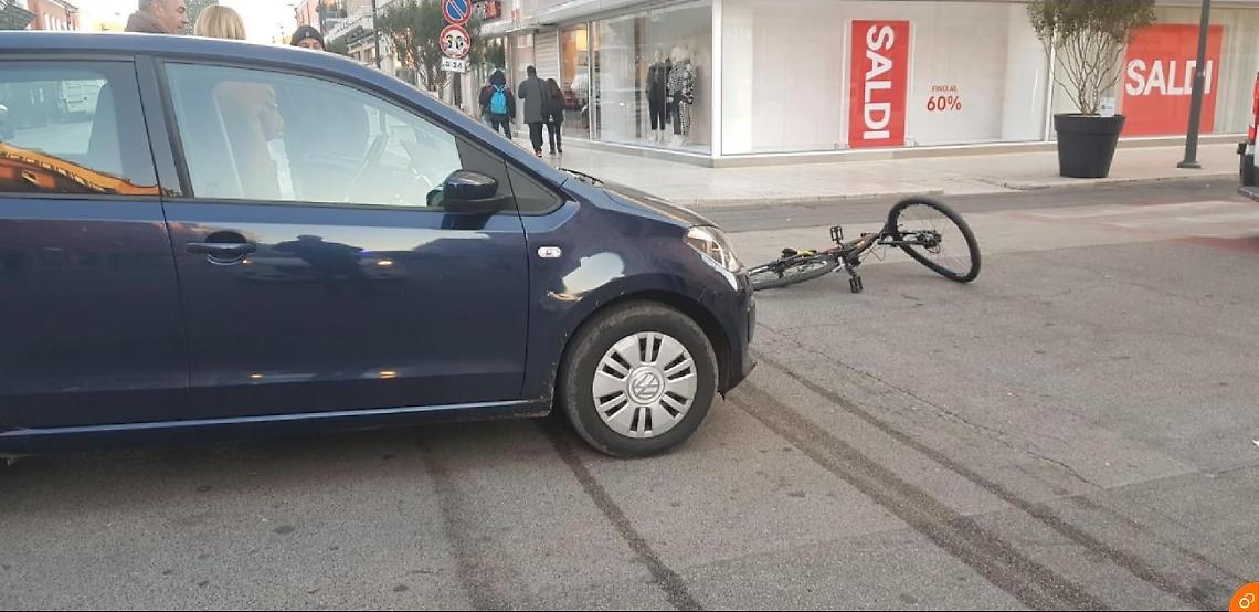 Studente investito in centro mentre va a scuola in bicicletta