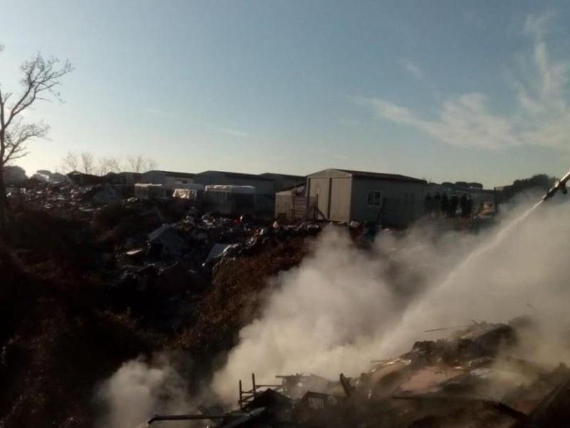 Non c'&egrave; pace per Castel Romano: altro incendio al campo rom sulla Pontina