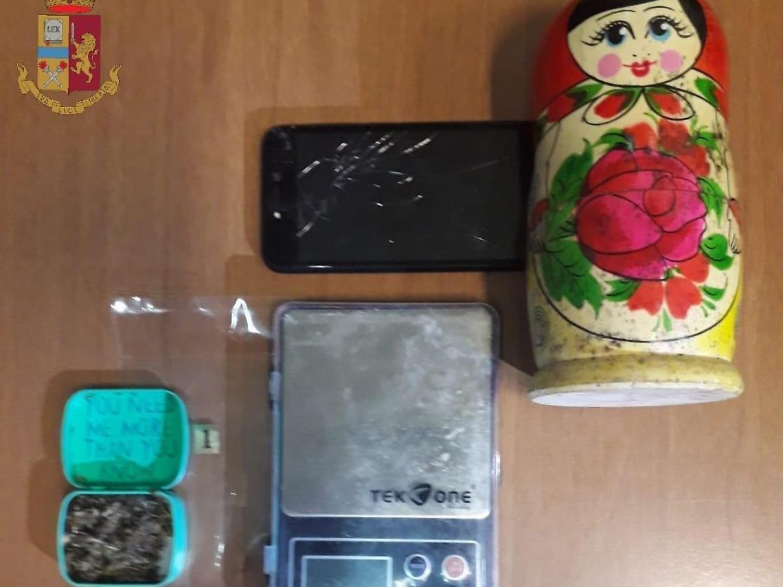 Nascondeva la marijuana nella matrioska: denunciato un 30enne