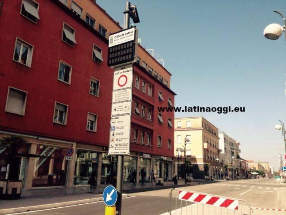 Latina, i negozi continuano a chiudere. Deserto in piazza della Libertà