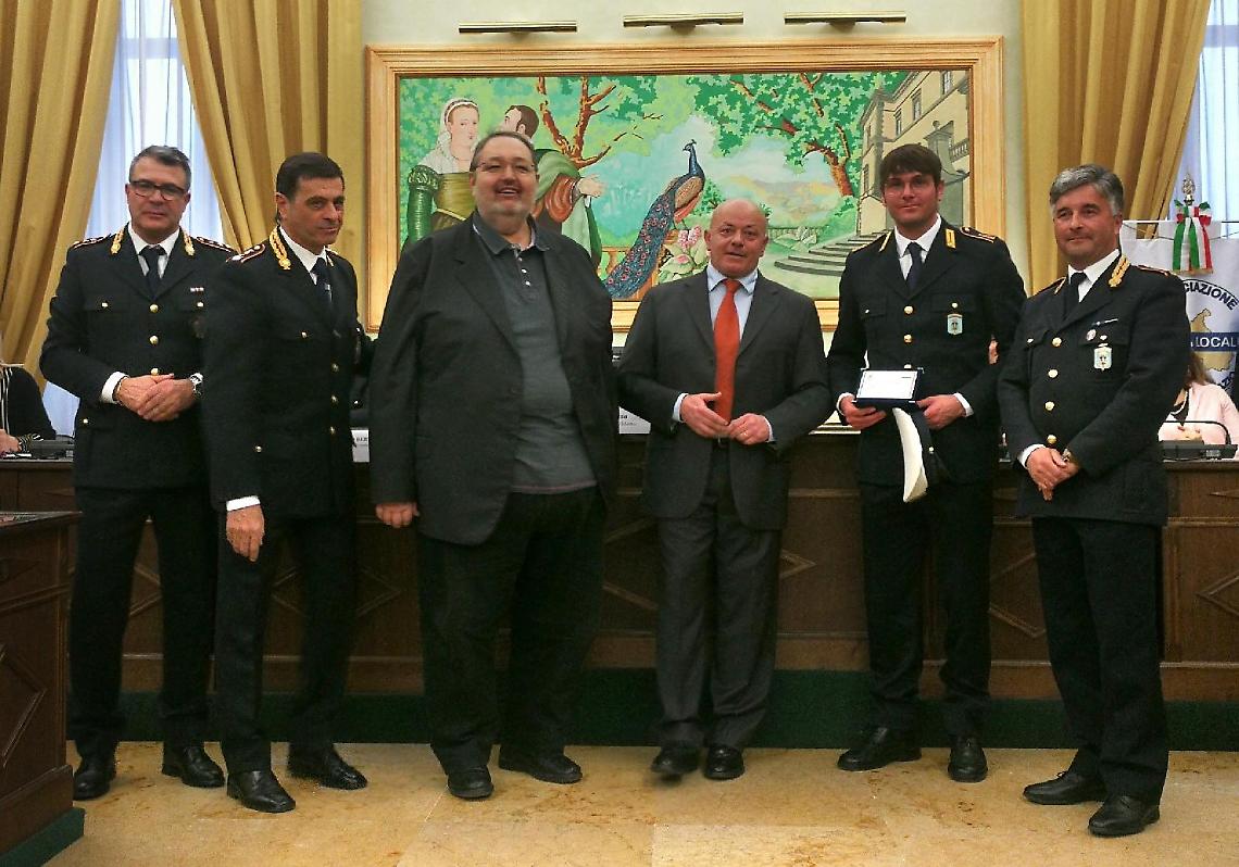 Ha arrestato la banda delle truffe con lo specchietto: premiato in Comune