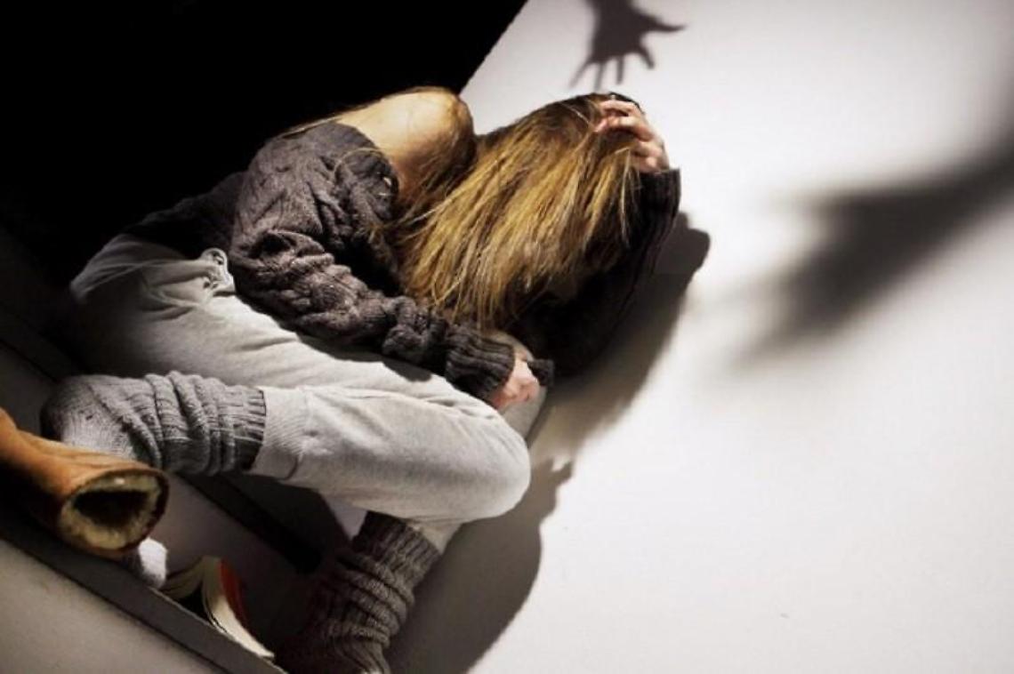 Aggredisce l'ex convivente e la minaccia con una finta pistola, arrestato