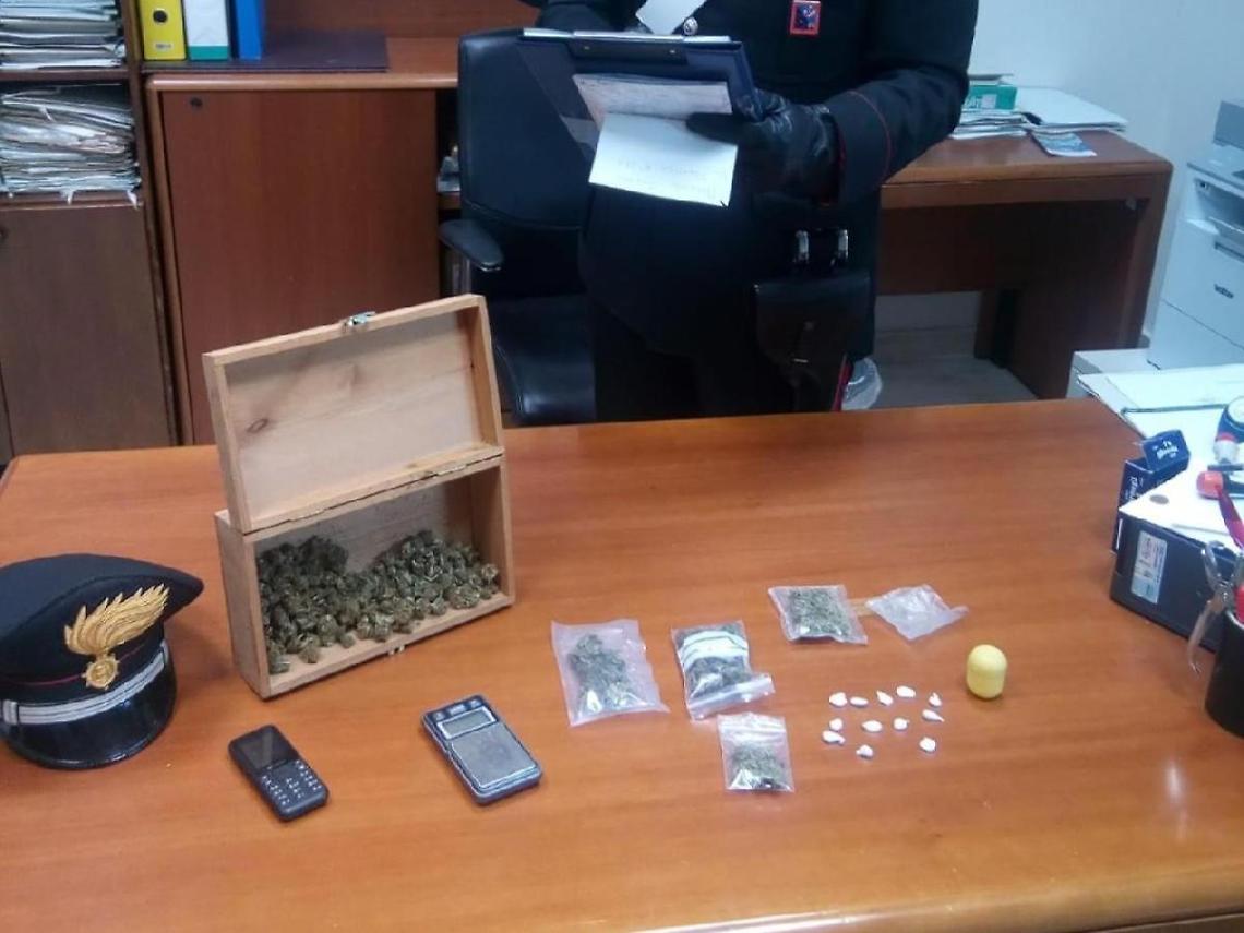 Con la marijuana in tasca e la cocaina in casa: arrestato un 50enne