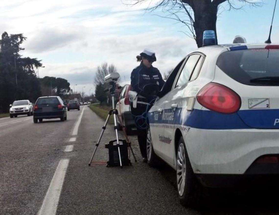 Lo fermano con l'auto sequestrata e lui si spaccia per il fratello, denunciato