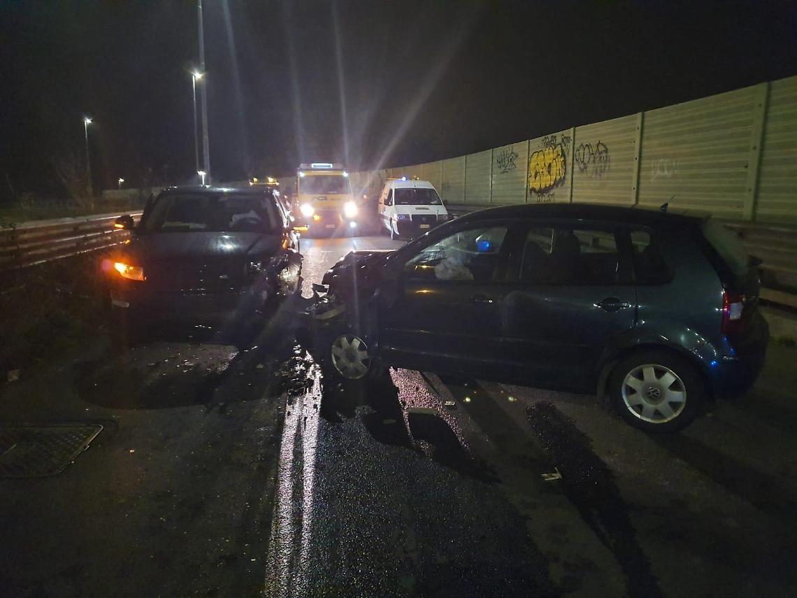 Incidente stradale sul cavalcavia: scontro fra tre auto. Due feriti