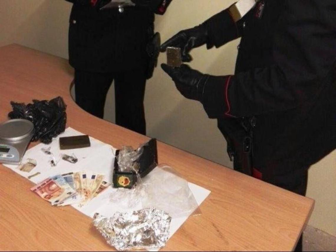Vendevano droga ai ragazzi anche vicino alle scuole: due giovani arrestati per spaccio