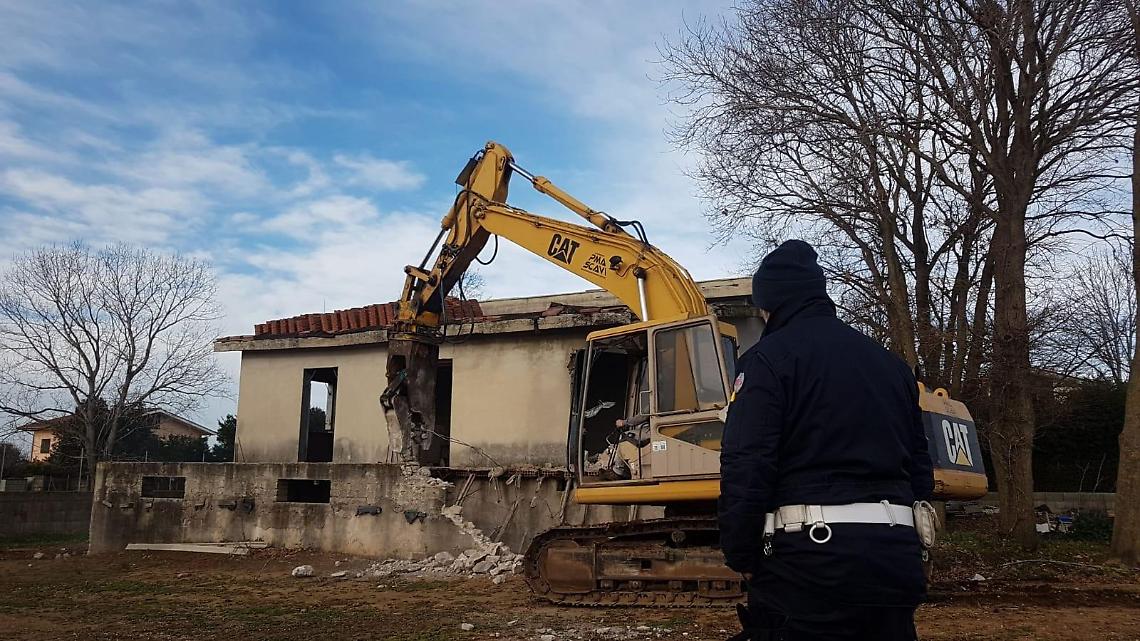 Abusi edilizi: iniziate le demolizioni. Ecco dove sono arrivate le ruspe