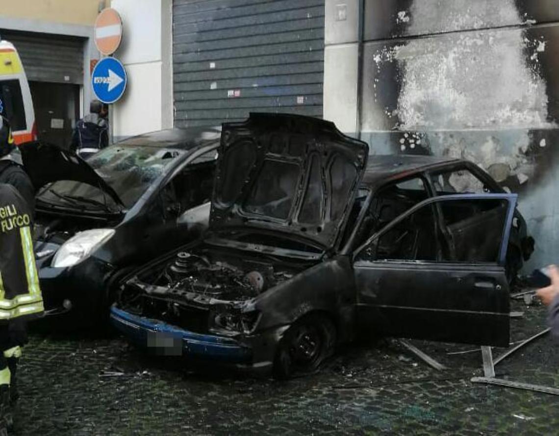 Paura nel centro storico per un incendio: un'auto prende fuoco
