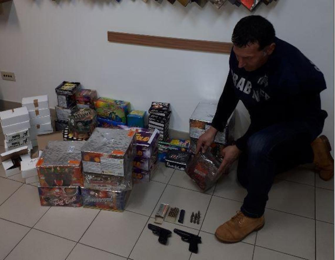 Armi e materiale esplosivo in casa e in cantina: arrestato