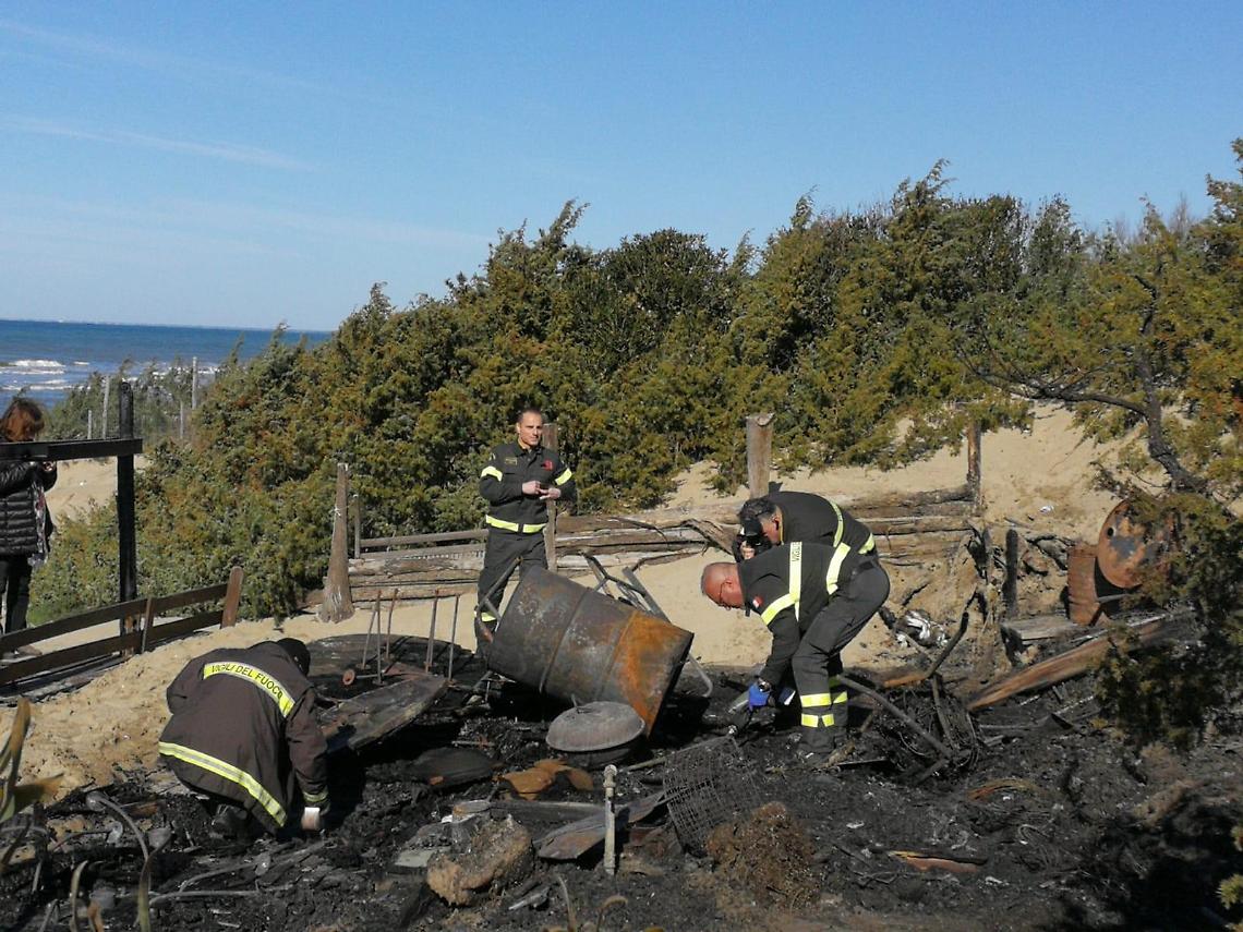 Incendio sul lungomare: a fuoco il chiosco &laquo;Maracan&agrave;&raquo;. Indagini in corso