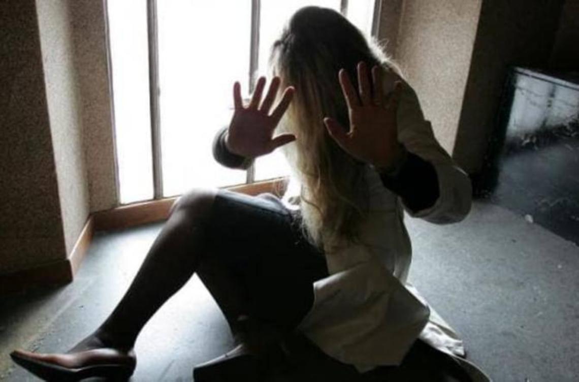 Gelosia fatale: un uomo minaccia di uccidere la moglie con un'accetta