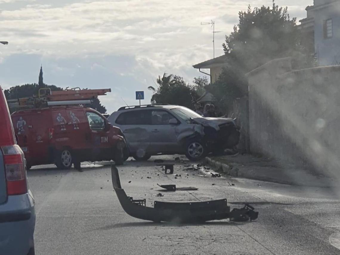 Incidente stradale, feriti i due automobilisti coinvolti nello scontro