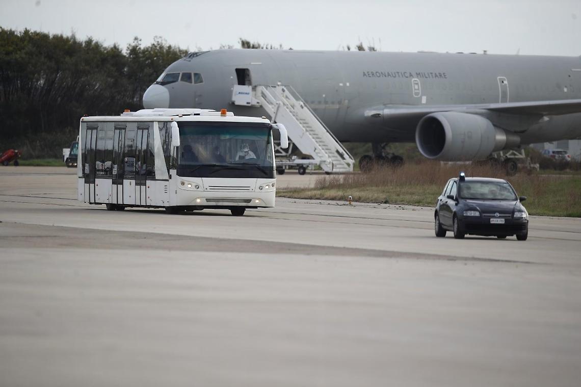 Coronavirus, altri 8 italiani tornano da Wuhan: atterraggio a Pratica di Mare