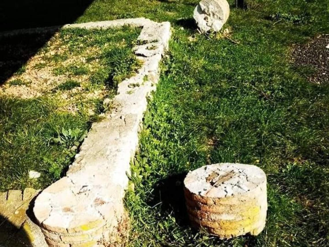 L'area archeologica danneggiata dai vandali: sfregio gravissimo
