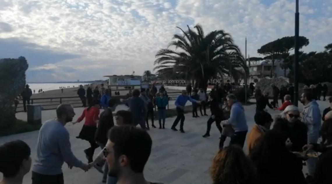 Balli sul lungomare a ritmo di swing: la sorpresa durante la passeggiata