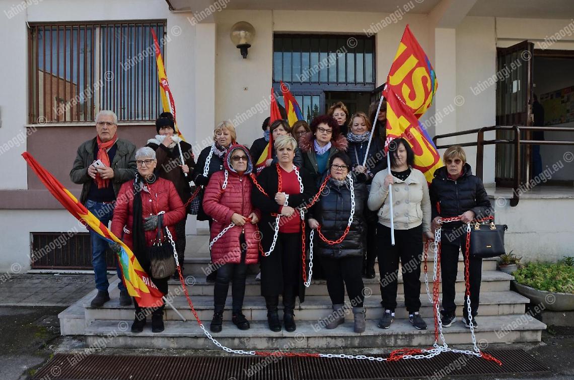 Bidelle incatenate per l'assunzione. La protesta