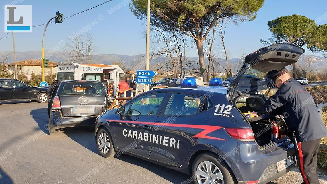 Domenica di incidenti, schianto all'incrocio: sette persone restano ferite