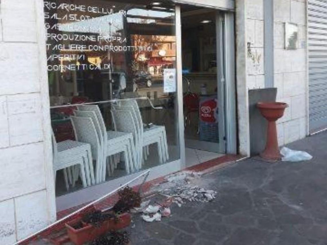 Entrano in un bar, ma il furto va a vuoto: ladri messi in fuga dalla gente