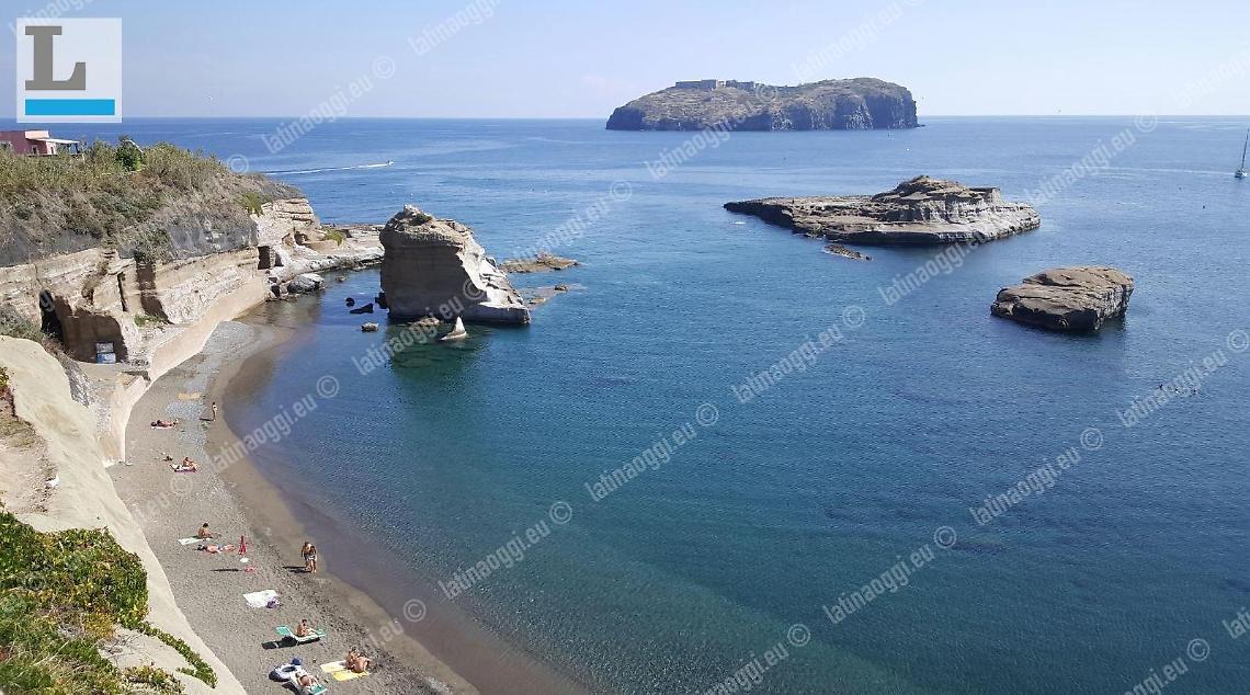 Nuova frana a Cala Nave. Il sindaco chiude la spiaggia a causa dei crolli