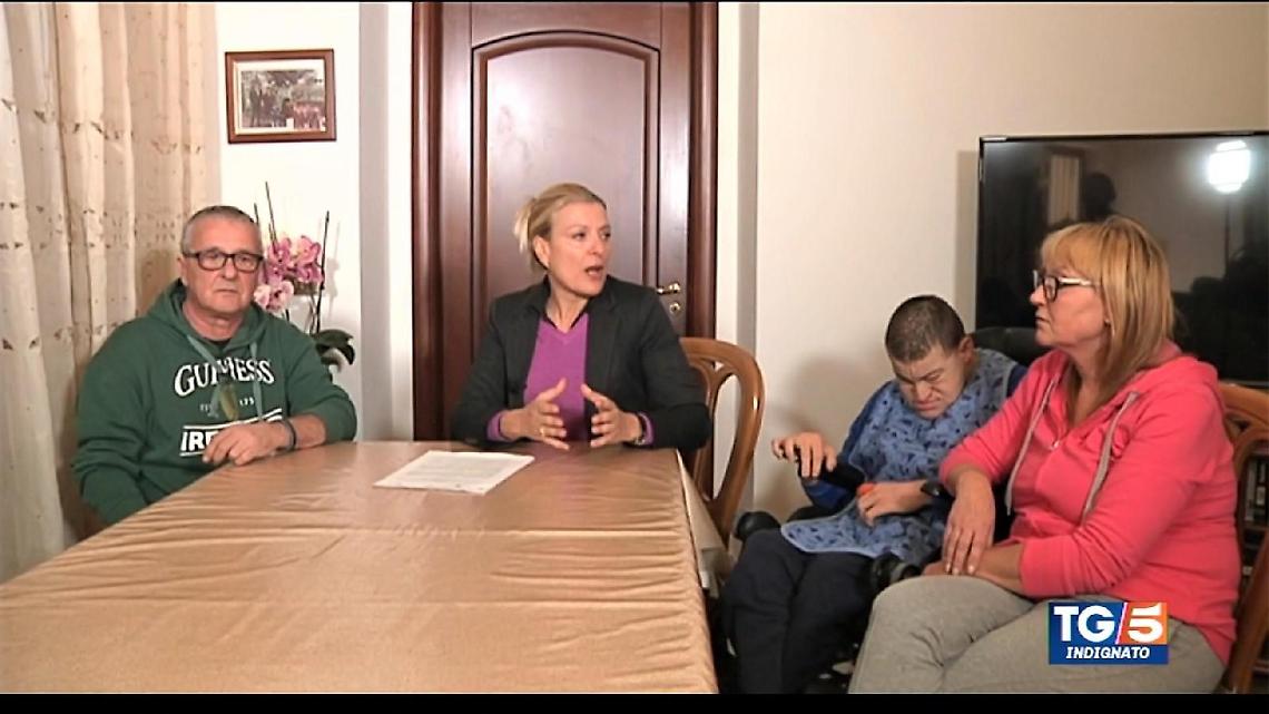 Ottengono l'assegno per il figlio disabile, ma perdono l'assistenza domiciliare