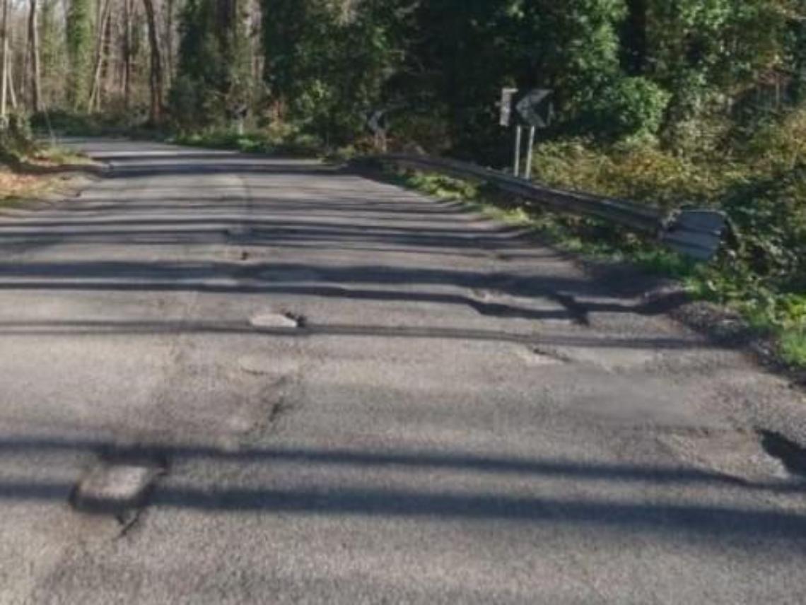 Strada massacrata dalle buche: la provinciale è impercorribile