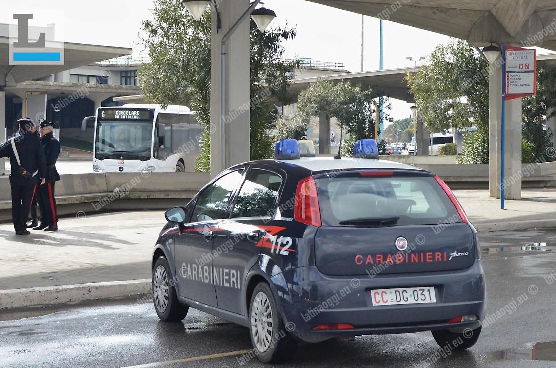 Le ruba lo smartphone mentre stava messaggiando: ragazzina rapinata