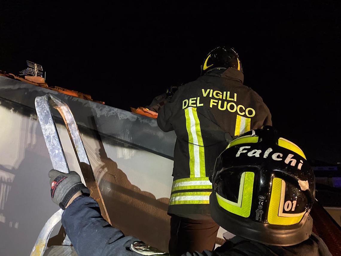 Incendio in un palazzo, attimi di terrore