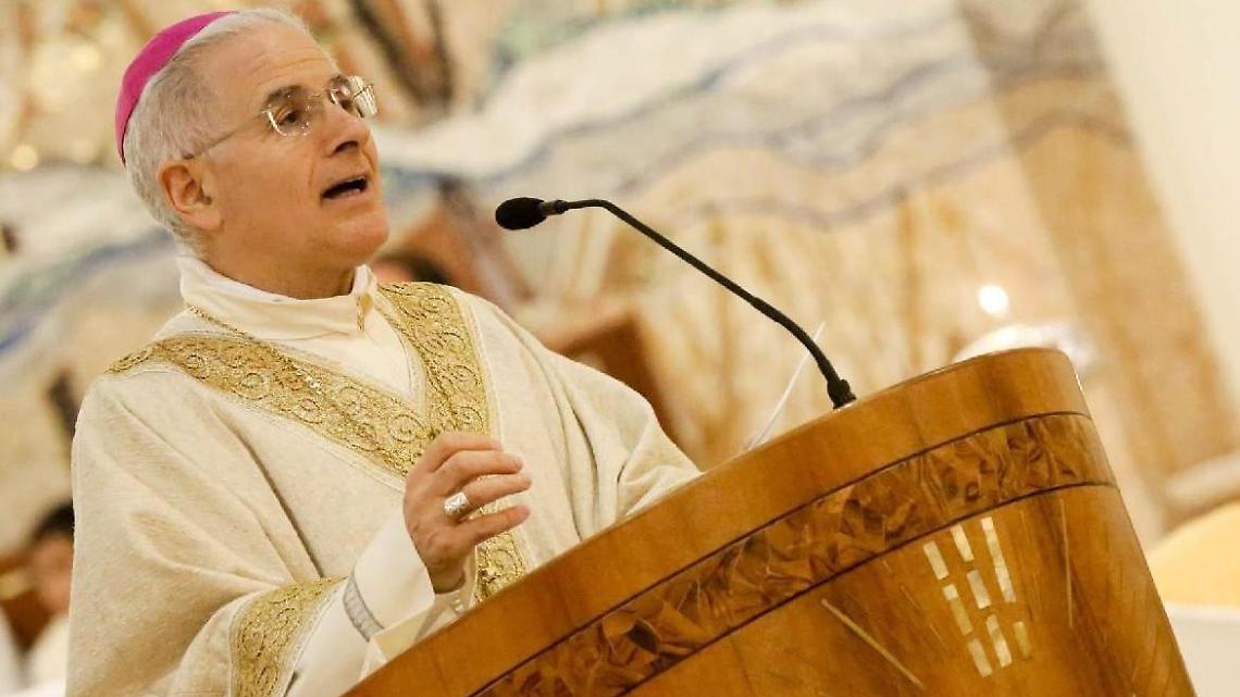 Coronavirus, il vescovo di Latina: «Via acqua benedetta e Comunione con le mani»