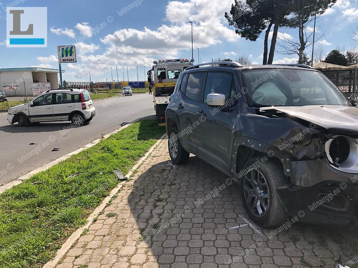 Incidente tra auto e suv: uno dei mezzi esce fuori strada, ferita una donna