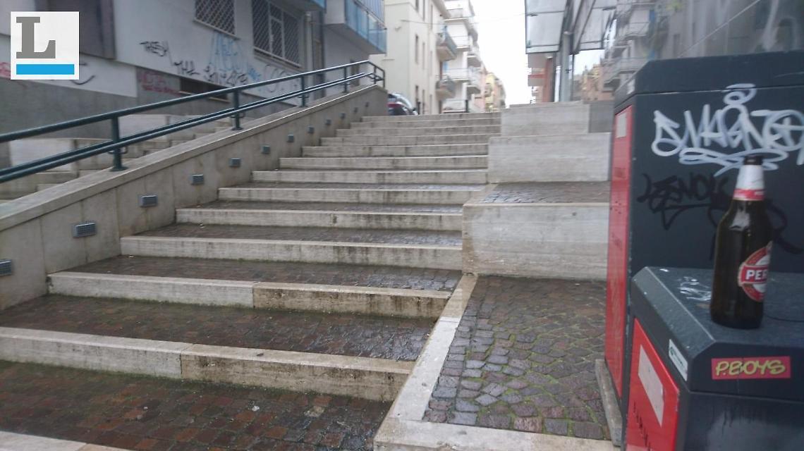 Tre ragazzi accerchiati e rapinati da una baby gang di dieci persone: è allarme