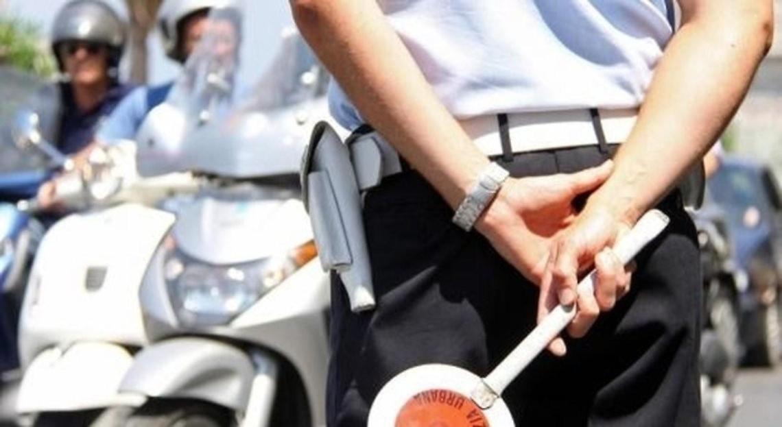 Al volante in stato di ebbrezza: prima l'incidente, poi la denuncia