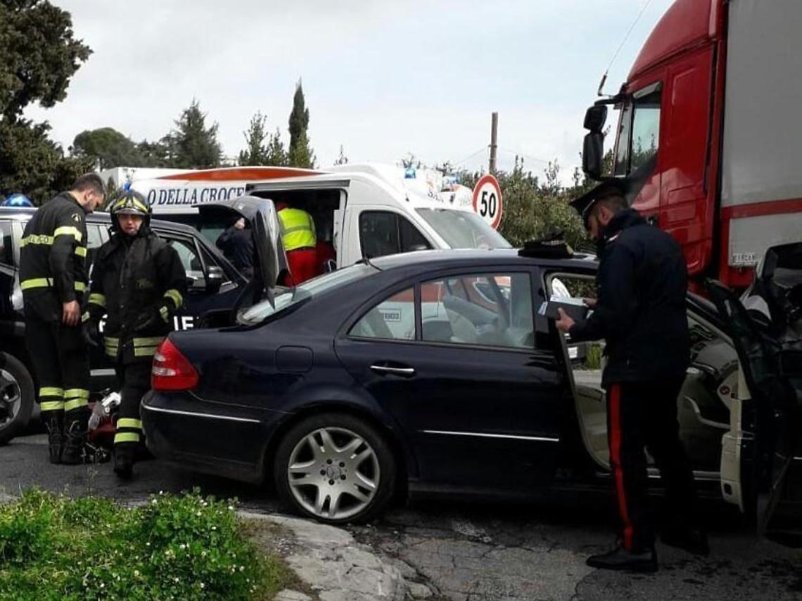 Finisce con l'auto sotto a un tir: perde la vita un 84enne
